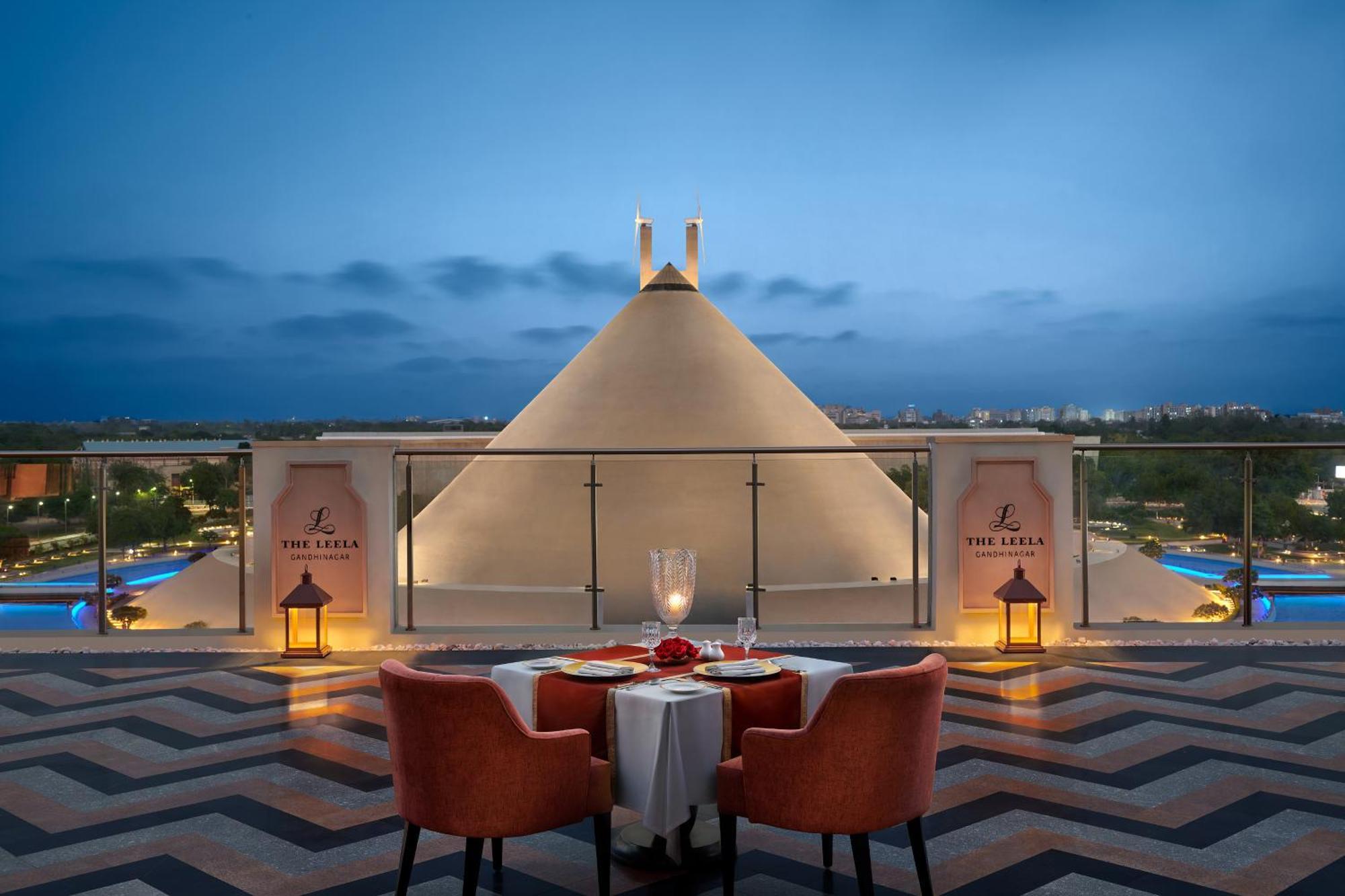 Hotel The Leela Gandhinagar Esterno foto