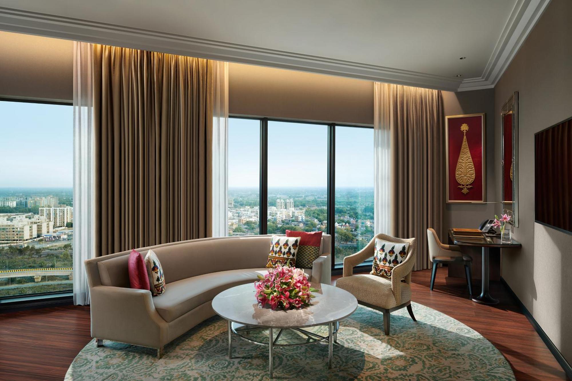 Hotel The Leela Gandhinagar Esterno foto